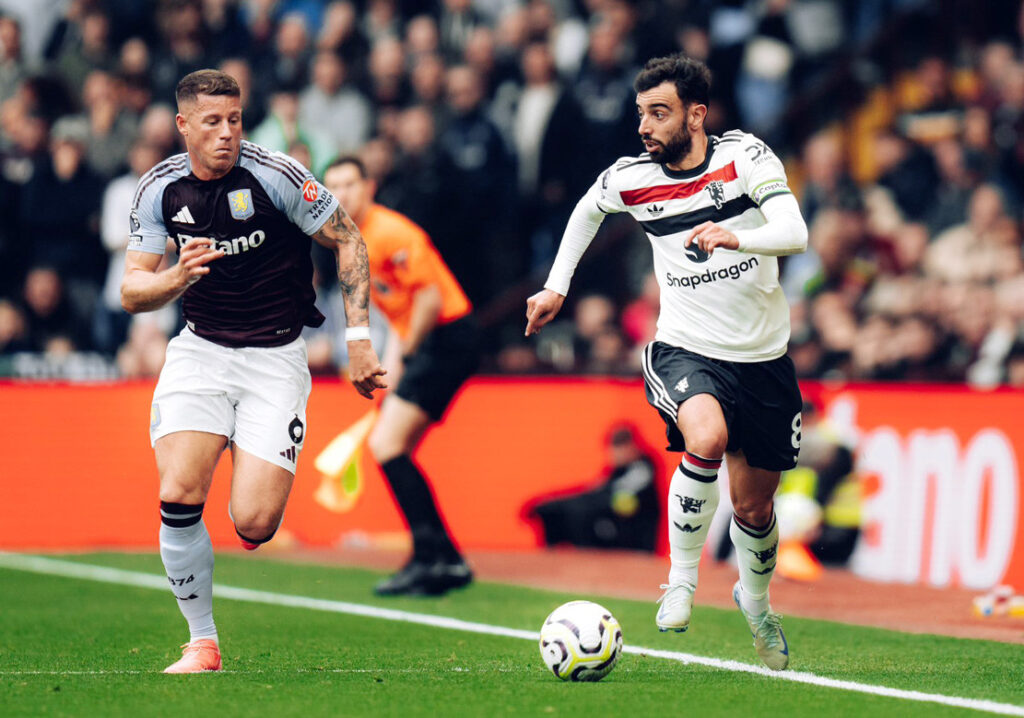 Many disputes in midfield - Photo: MUFC