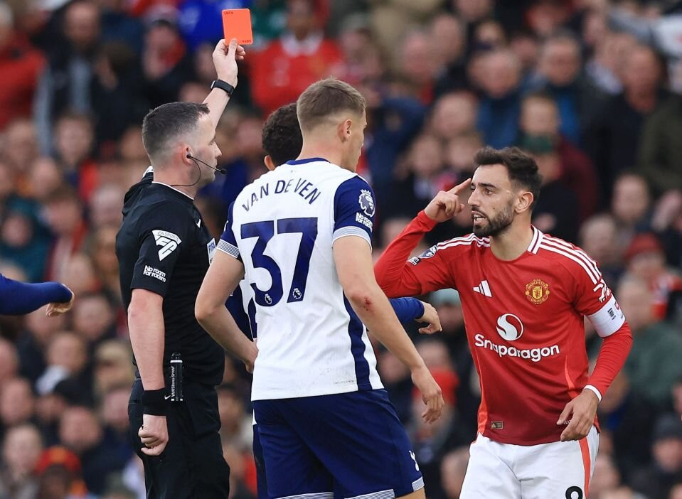 Referee Kavanagh disqualified Bruno Fernandes - Photo: Rex